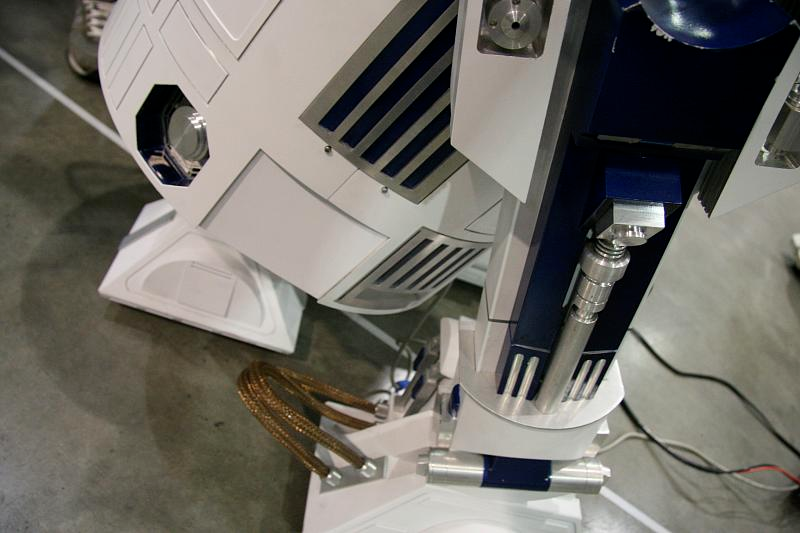 Illustration for article titled DIY R2-D2 Is Even Better than the Real Thing